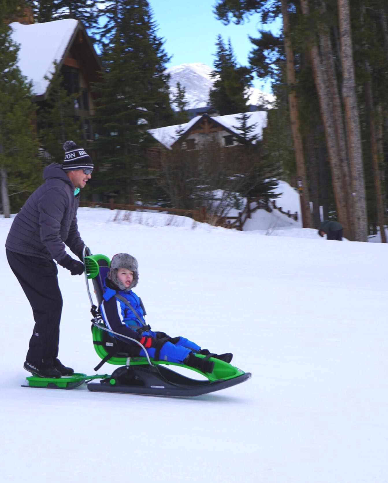 帶兒子滑雪。（圖／翻攝自FB@Accessible Adventures）